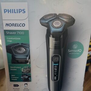 Philips Norelco Shaver 7100 in Black and Blue Accents